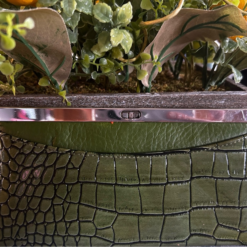 Chateau snakeskin 🐍 wristlet